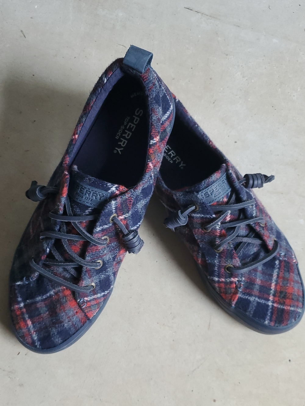 Sperry Plaid Low-Top Sneakers in Navy and Red Women 8.5 MINT